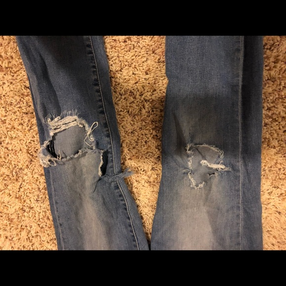 Ripped light wash curvy fit  true skinny jean - Picture 2 of 3